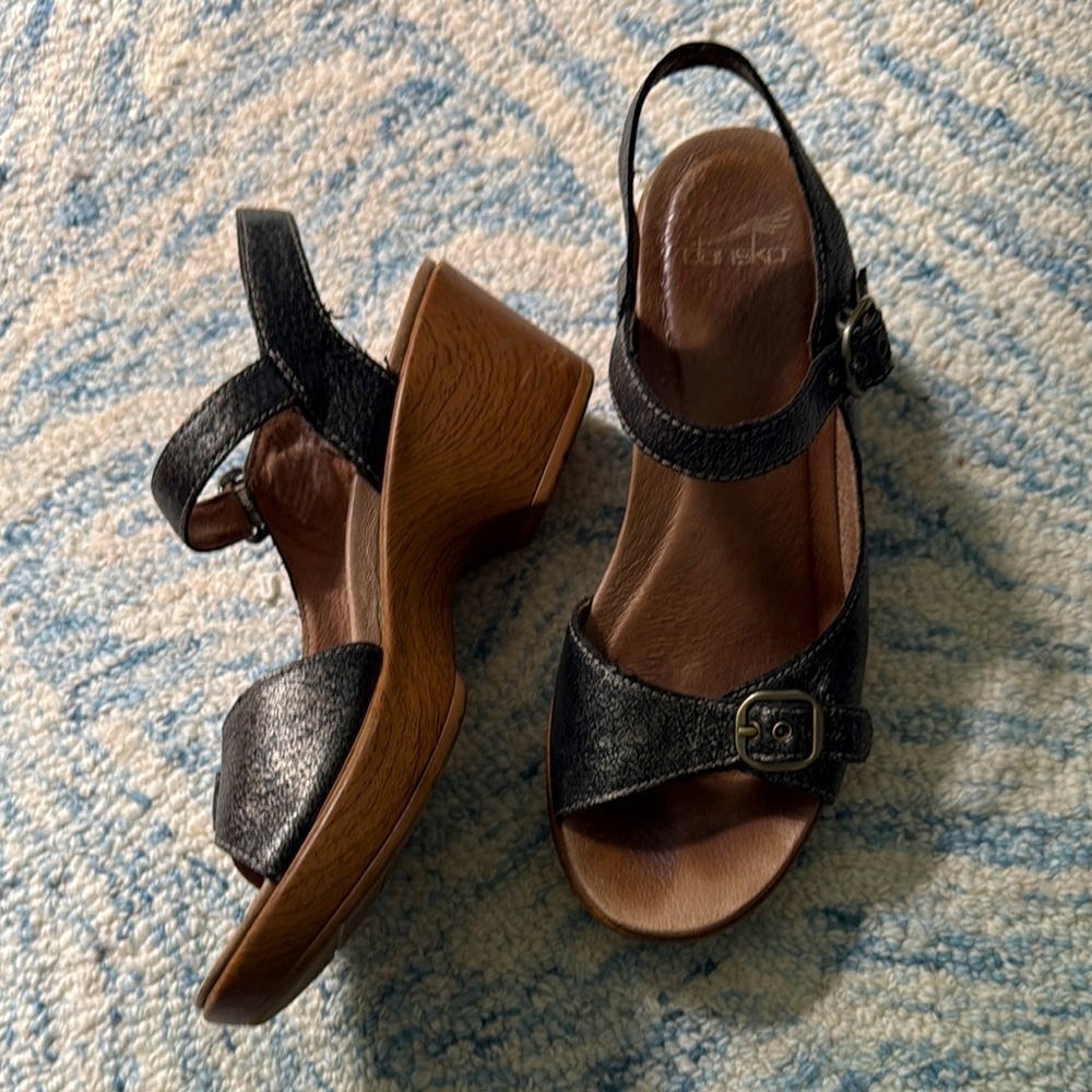 Dansko metallic, black ankle strap, buckle sandals 39